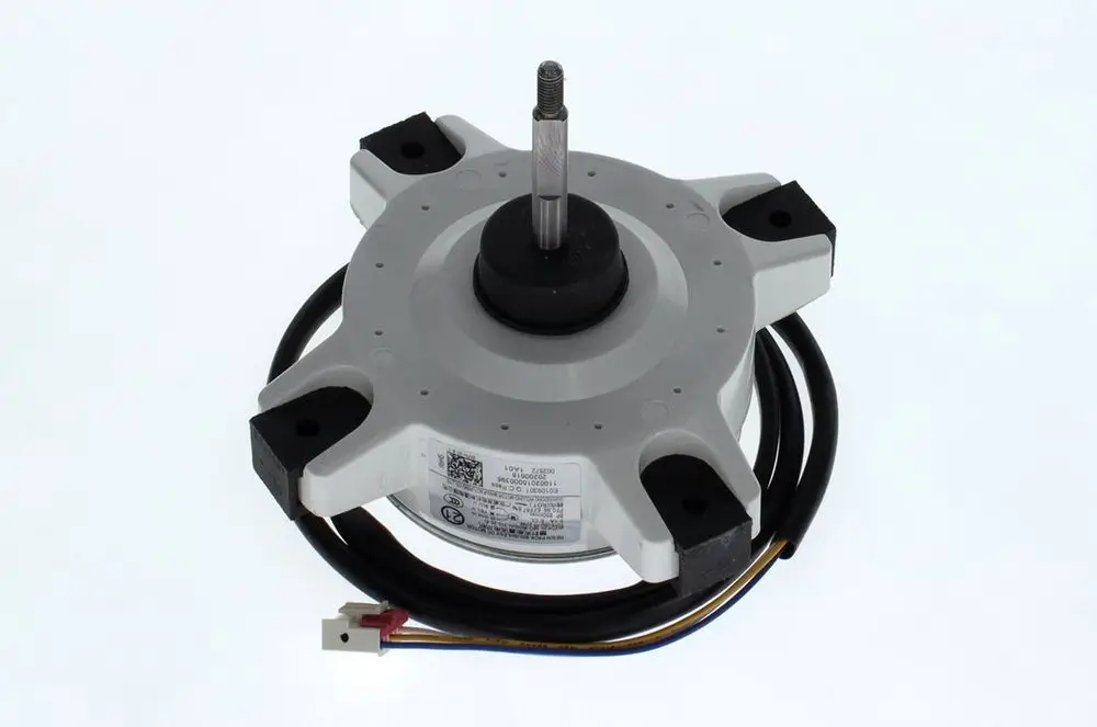 Bosch Motor mit einem runden Gehäuse, einer zentralen Welle und mehreren Kabeln, die aus dem Gerät herausführen.